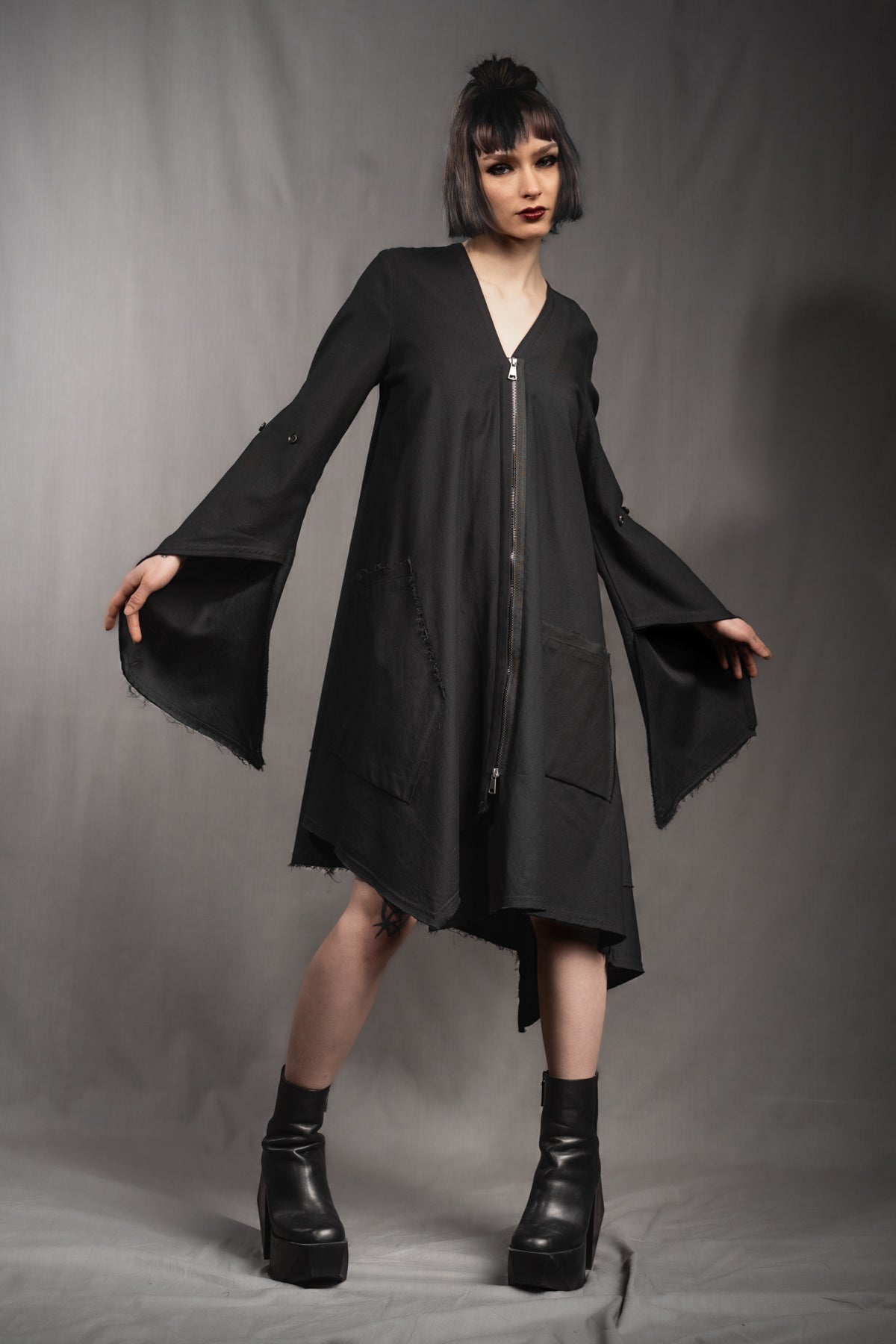 eigensinnig wien | Patti | Avantgardistisches, asymmetrisches Kleid mit Zip aus schwarzer Baumwolle