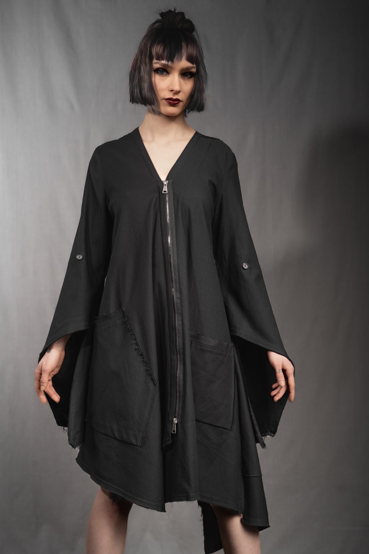 eigensinnig wien | Patti | Avantgardistisches, asymmetrisches Kleid mit Zip aus schwarzer Baumwolle