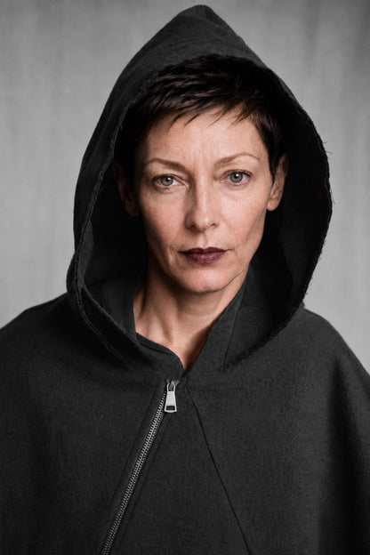 eigensinnig wien | Persephone | Schwarzer Hooded Designer-Poncho aus japanischem Luxusstoff