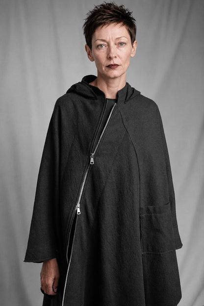 eigensinnig wien | Persephone | Schwarzer Hooded Designer-Poncho aus japanischem Luxusstoff