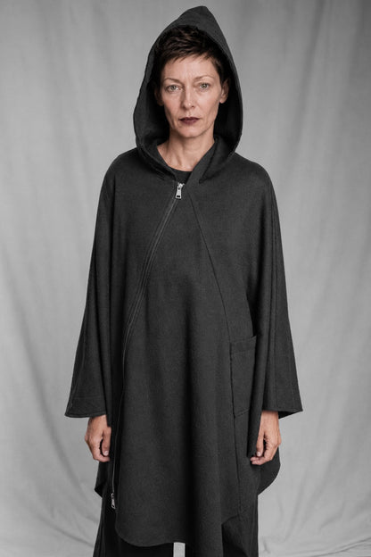 eigensinnig wien | Persephone | Schwarzer Hooded Designer-Poncho aus japanischem Luxusstoff