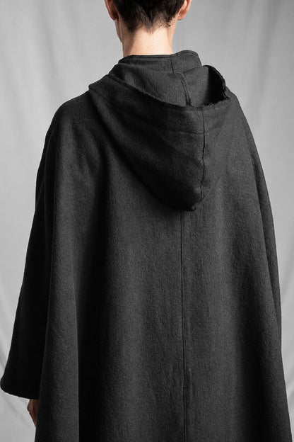 eigensinnig wien | Persephone | Schwarzer Hooded Designer-Poncho aus japanischem Luxusstoff