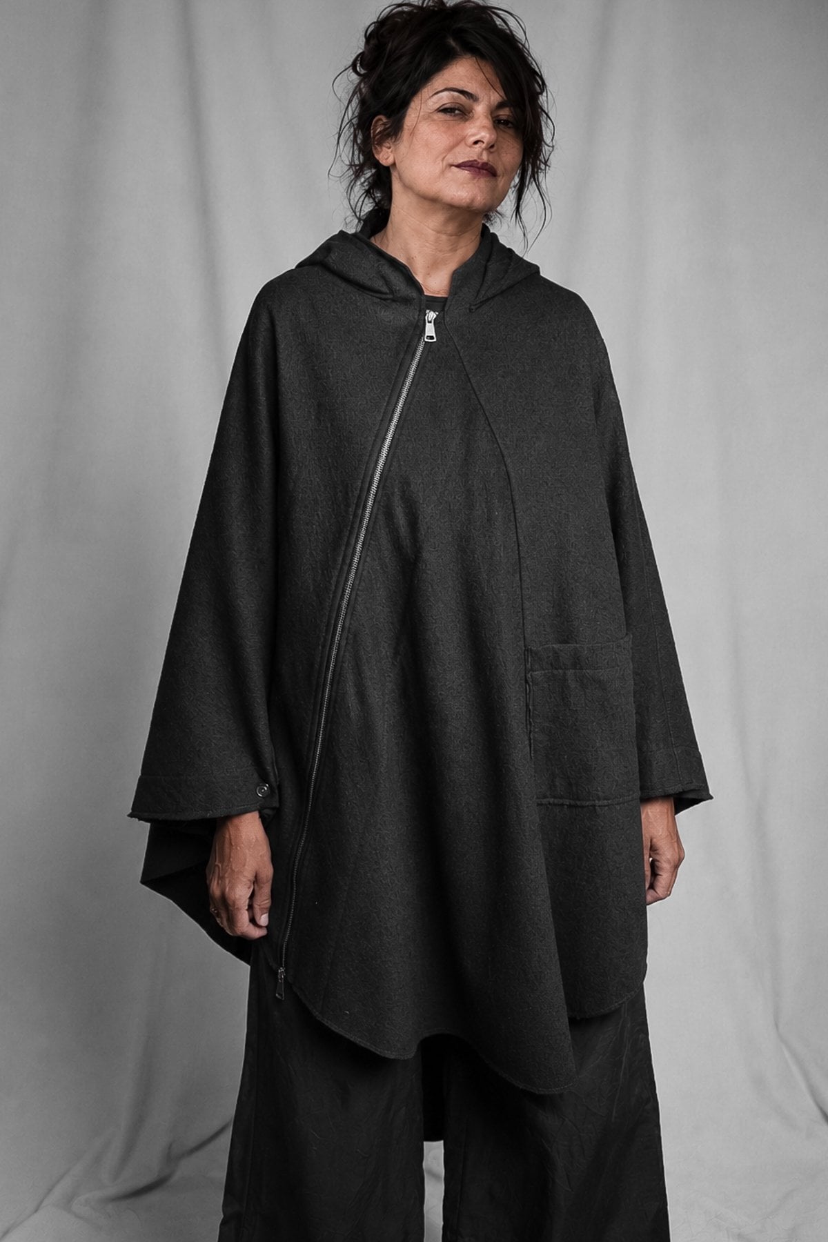 eigensinnig wien | Persephone | Schwarzer Hooded Designer-Poncho aus japanischem Luxusstoff
