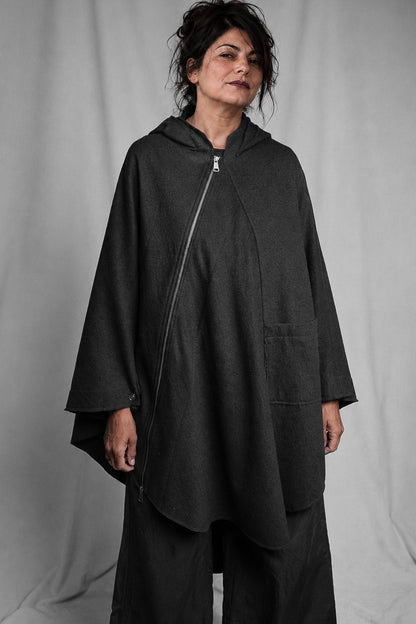 eigensinnig wien | Persephone | Schwarzer Hooded Designer-Poncho aus japanischem Luxusstoff