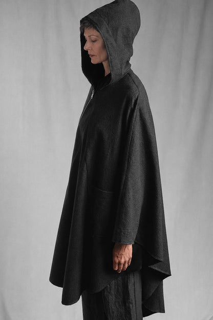 eigensinnig wien | Persephone | Schwarzer Hooded Designer-Poncho aus japanischem Luxusstoff