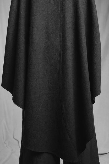 eigensinnig wien | Persephone | Schwarzer Hooded Designer-Poncho aus japanischem Luxusstoff