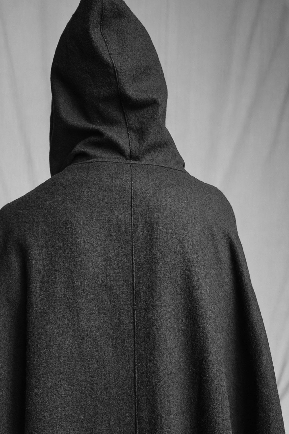 eigensinnig wien | Persephone | Schwarzer Hooded Designer-Poncho aus japanischem Luxusstoff