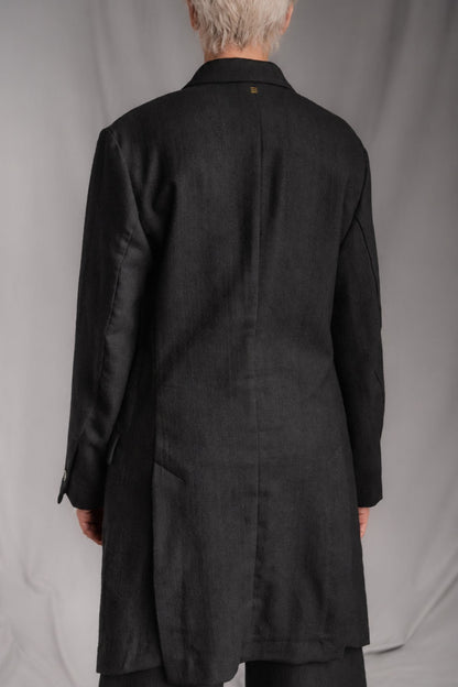 eigensinnig wien | Pesquet | Schwarzer Designer-Mantel für Herren aus reiner Wolle