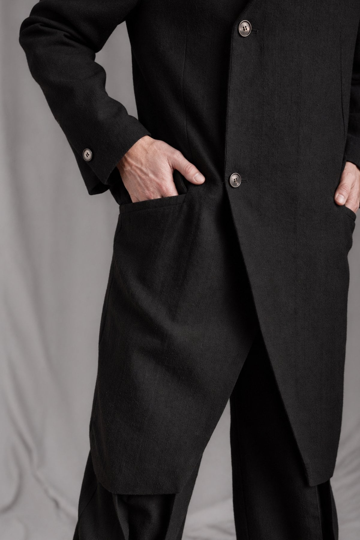 eigensinnig wien | Pesquet | Schwarzer Designer-Mantel für Herren aus reiner Wolle
