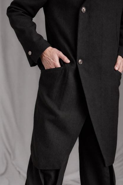 eigensinnig wien | Pesquet | Schwarzer Designer-Mantel für Herren aus reiner Wolle