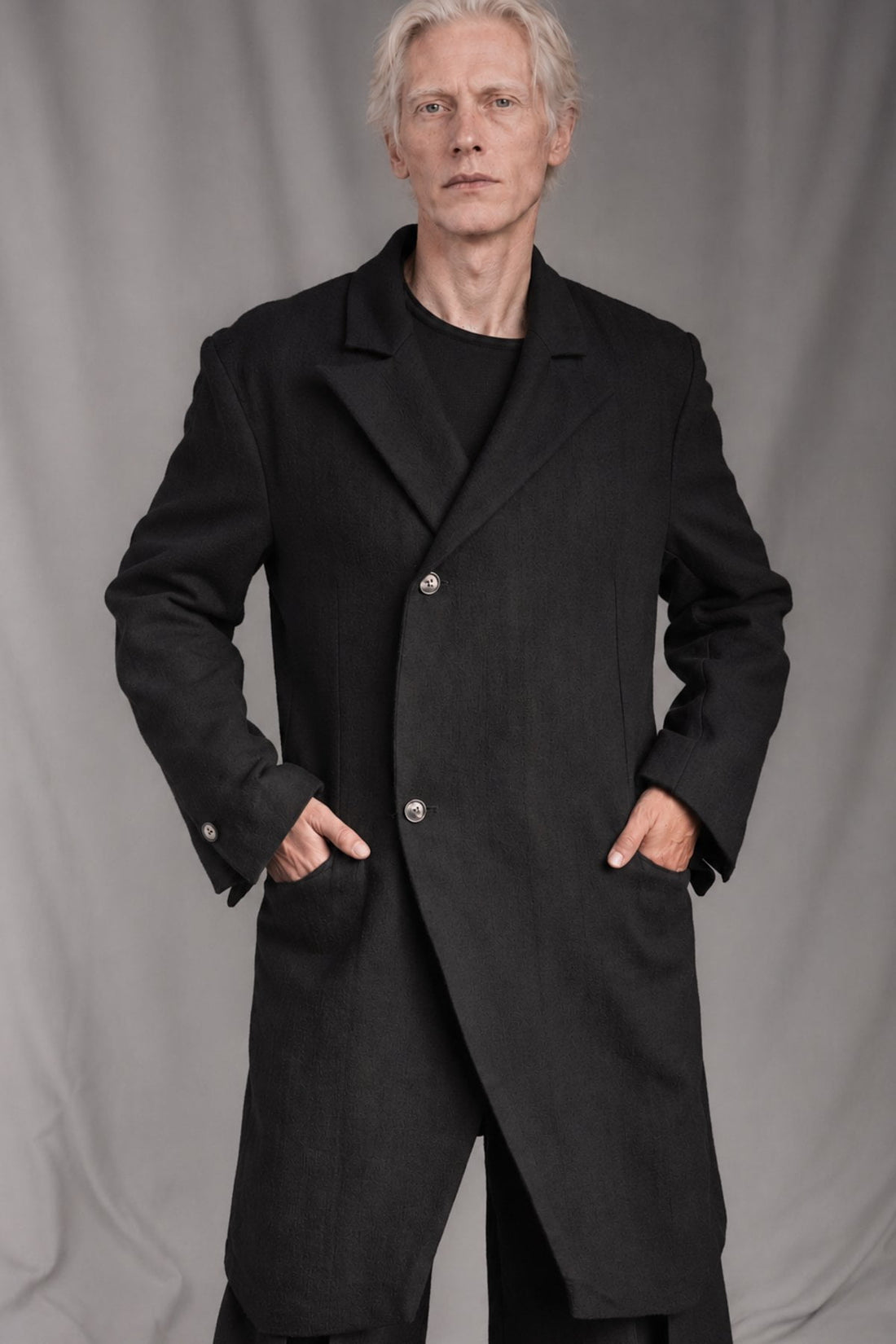 eigensinnig wien | Pesquet | Schwarzer Designer-Mantel für Herren aus reiner Wolle