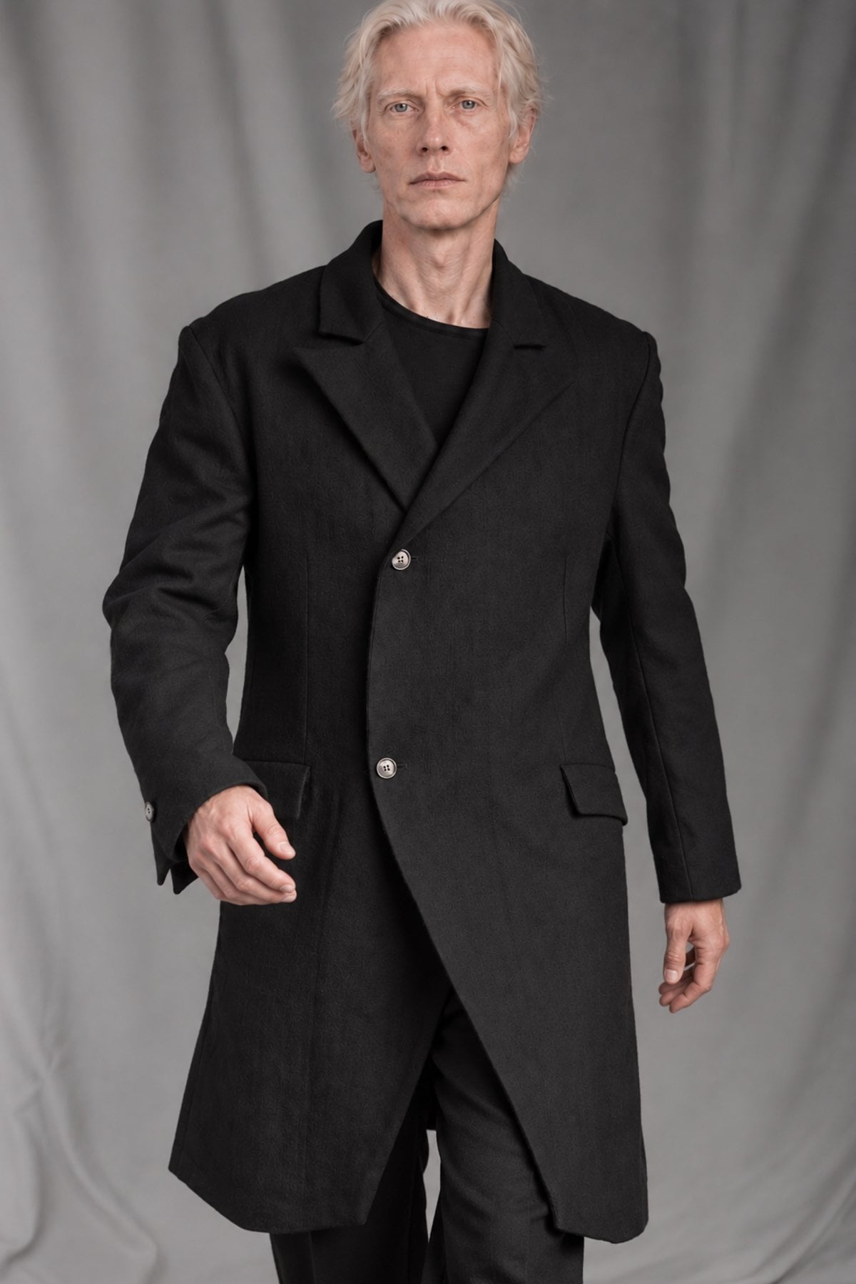eigensinnig wien | Pesquet | Schwarzer Designer-Mantel für Herren aus reiner Wolle