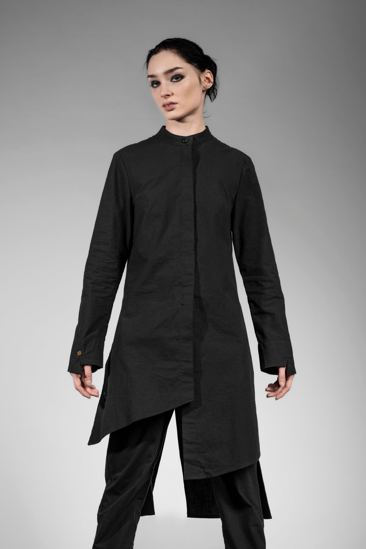 eigensinnig wien | PJ | Exklusive, asymmetrische Longbluse in Schwarz aus japanischer Seide