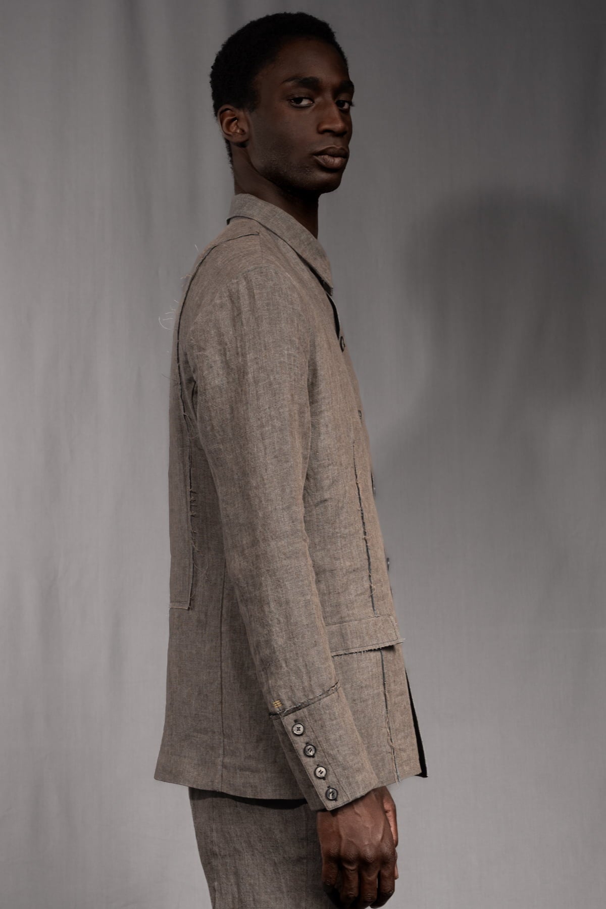 eigensinnig wien | Popper | Avantgardistische Leinenjacke für Herren mit architektonischer Silhouette