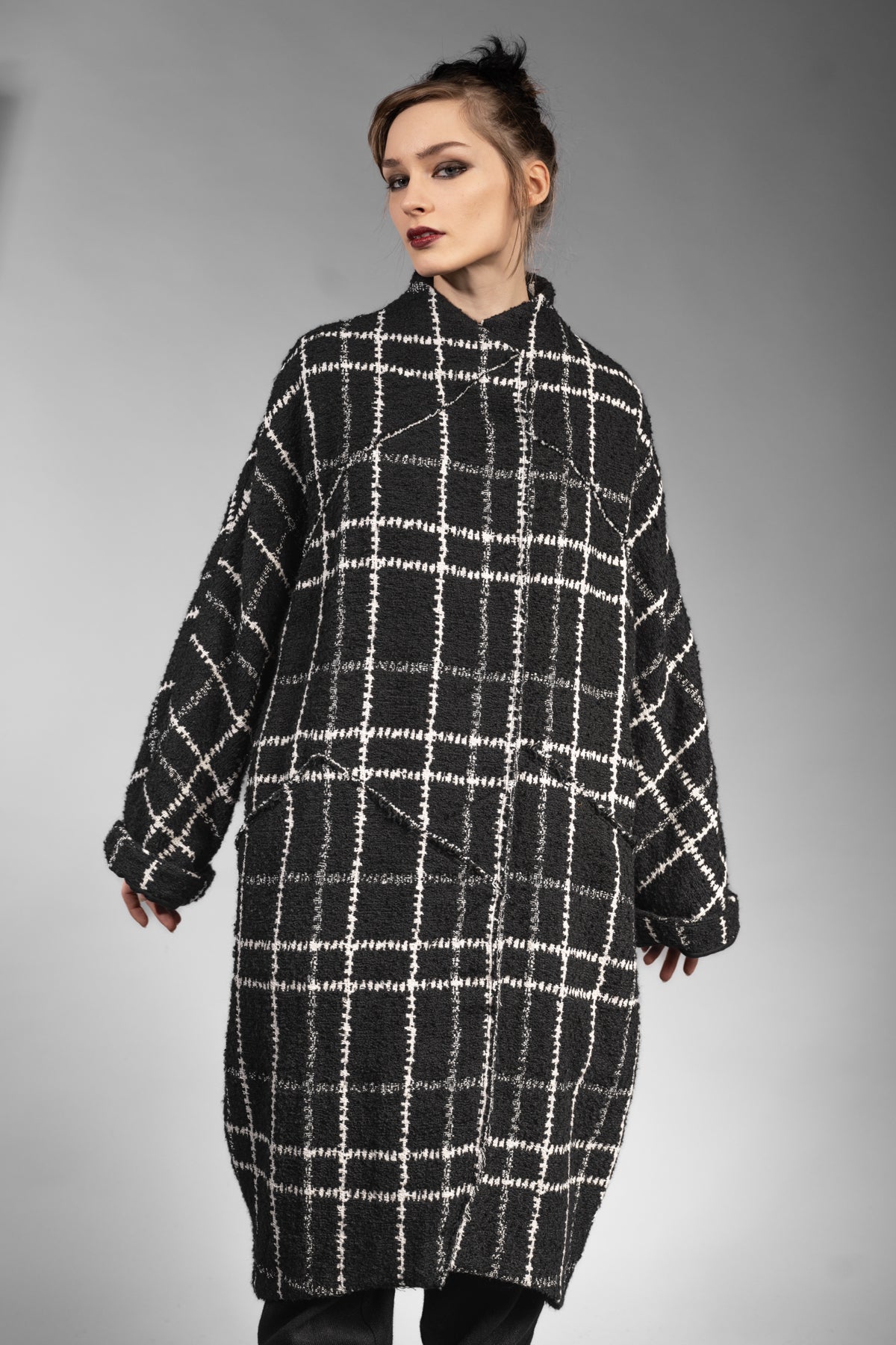 eigensinnig wien | Proust | Extravaganter Oversize Karo-Wintermantel für Damen in Schwarz
