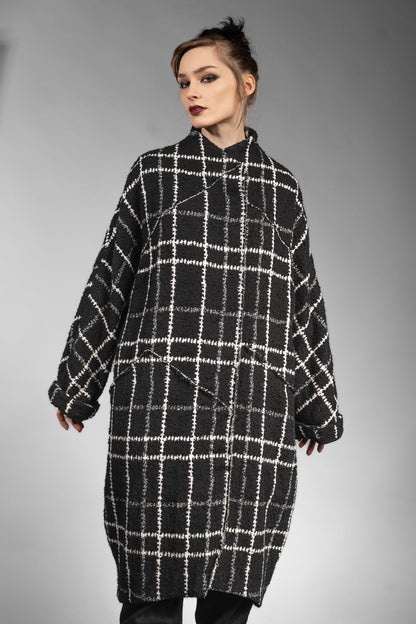 eigensinnig wien | Proust | Extravaganter Oversize Karo-Wintermantel für Damen in Schwarz