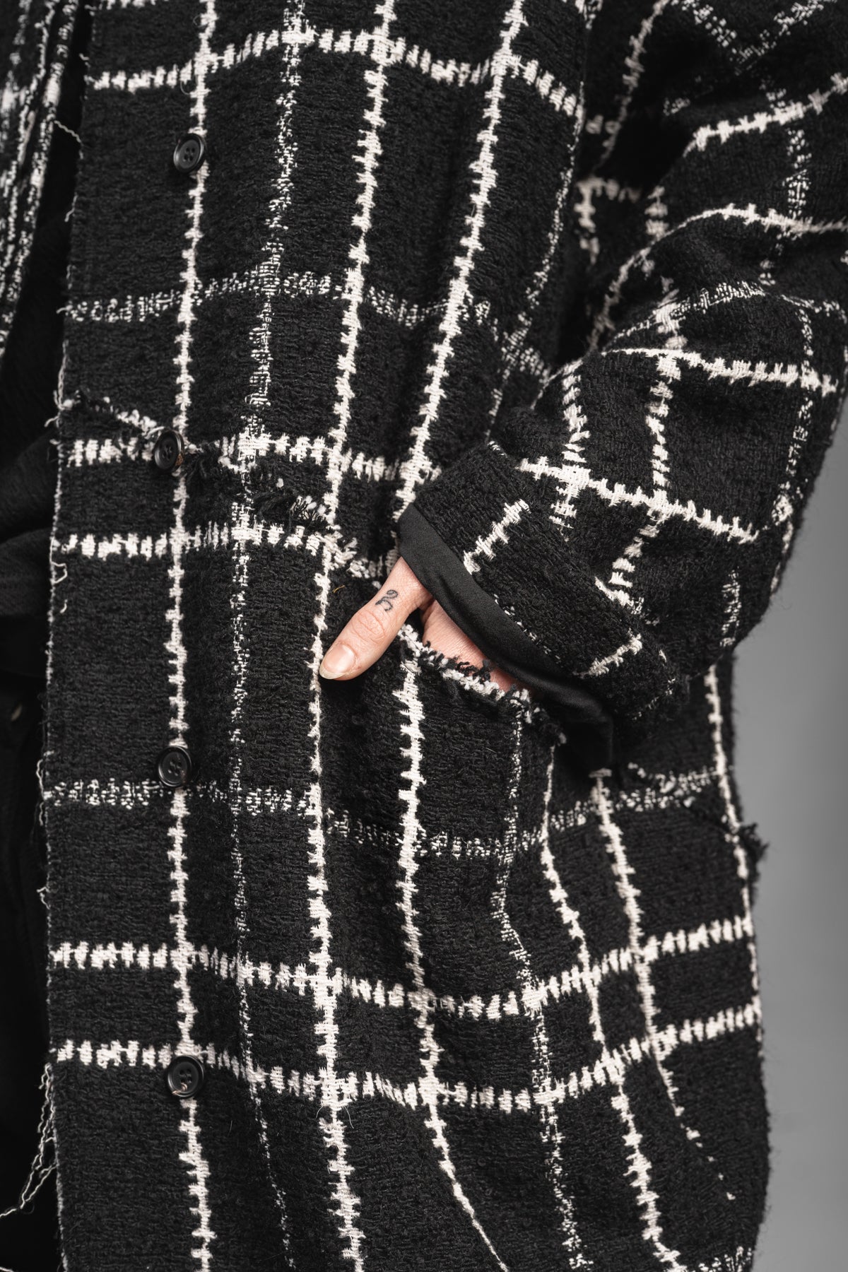 eigensinnig wien | Proust | Extravaganter Oversize Karo-Wintermantel für Damen in Schwarz