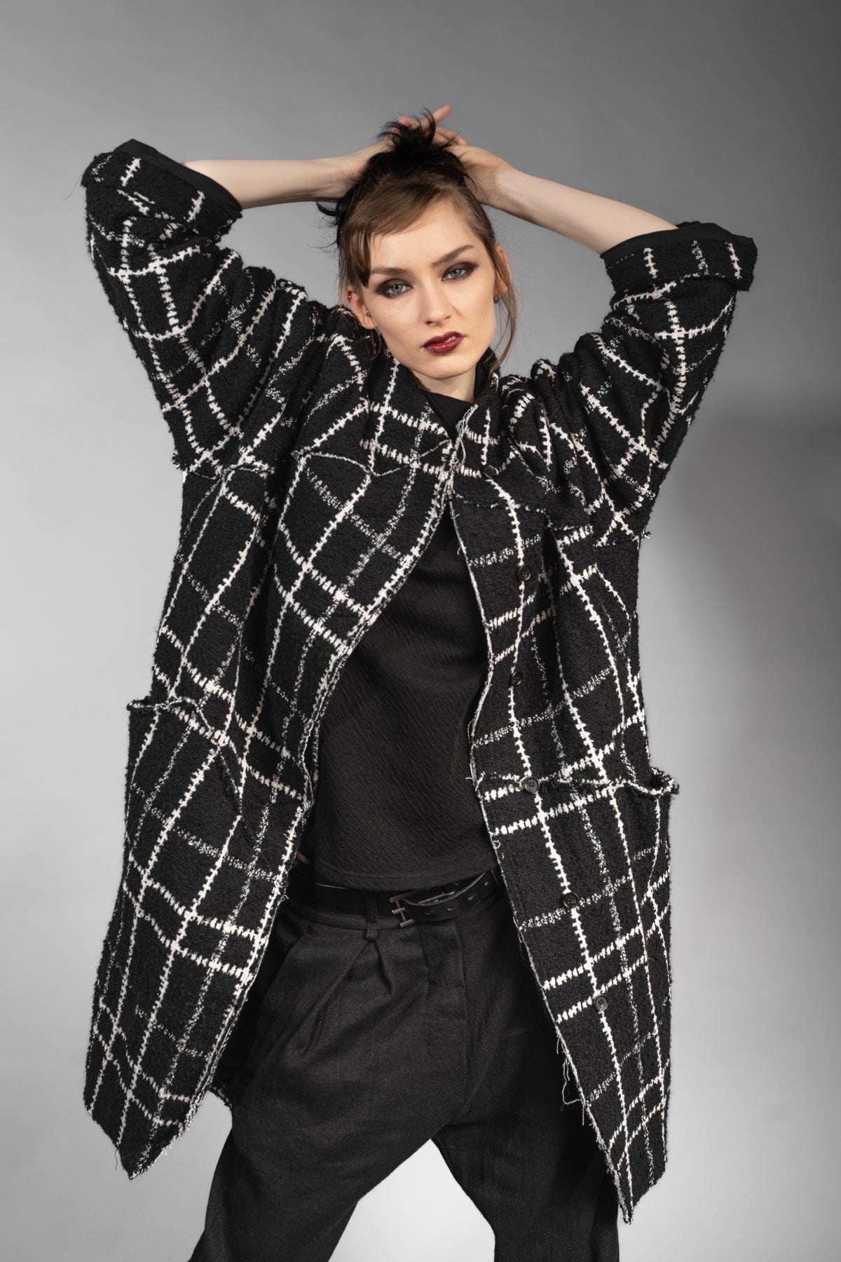 eigensinnig wien | Proust | Extravaganter Oversize Karo-Wintermantel für Damen in Schwarz