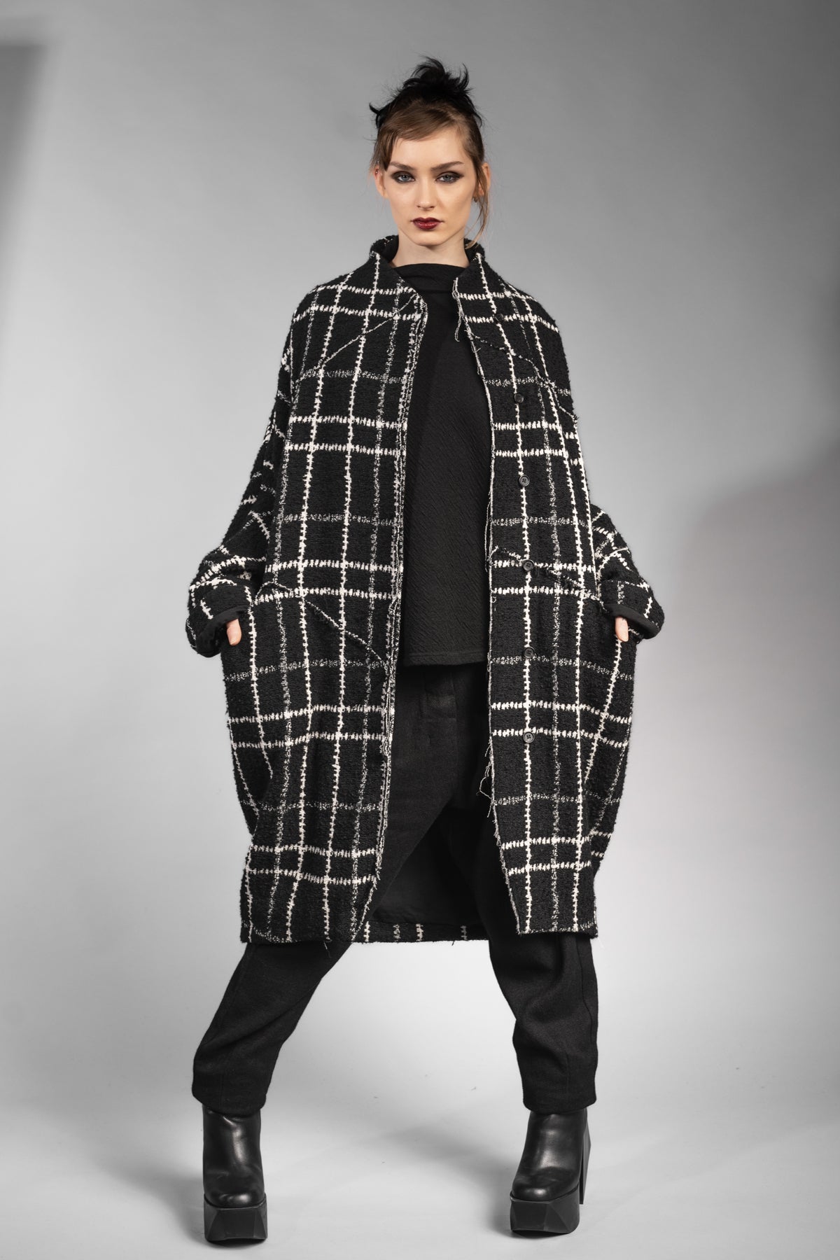 eigensinnig wien | Proust | Extravaganter Oversize Karo-Wintermantel für Damen in Schwarz