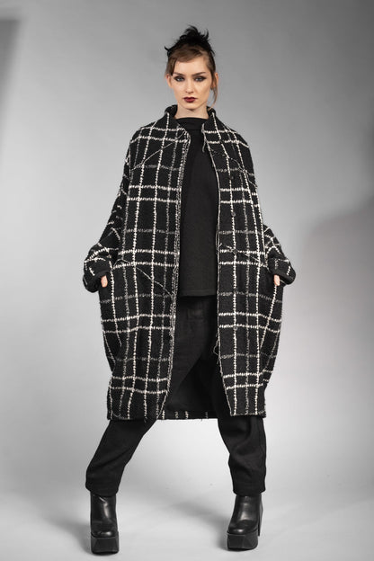 eigensinnig wien | Proust | Extravaganter Oversize Karo-Wintermantel für Damen in Schwarz