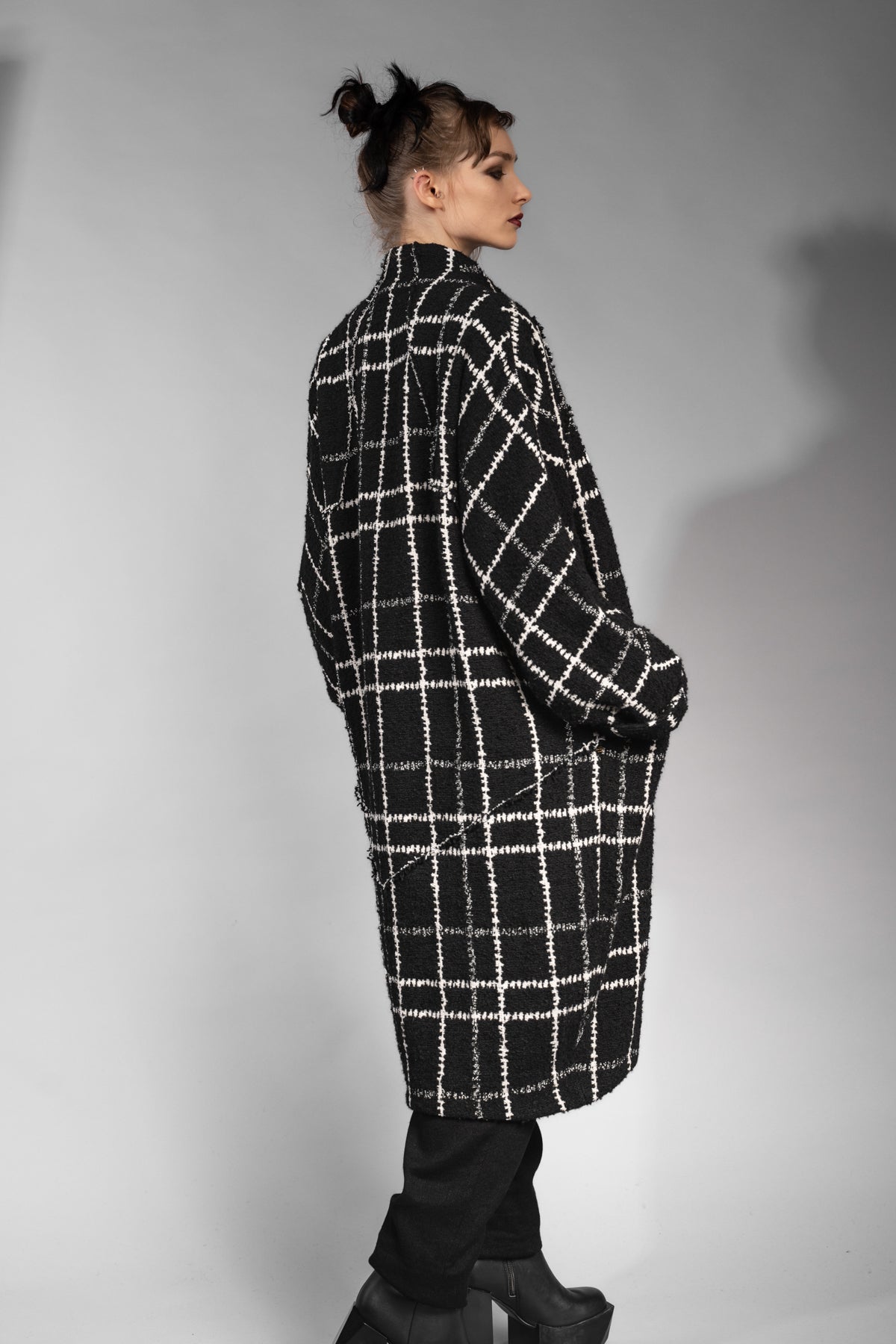 eigensinnig wien | Proust | Extravaganter Oversize Karo-Wintermantel für Damen in Schwarz
