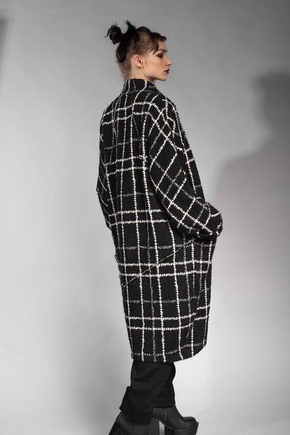 eigensinnig wien | Proust | Extravaganter Oversize Karo-Wintermantel für Damen in Schwarz