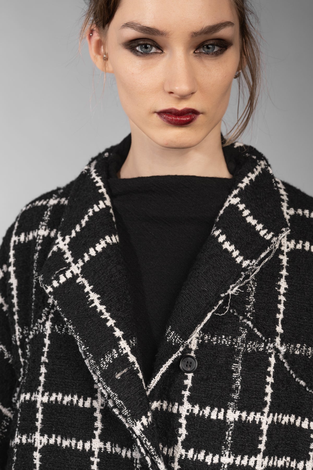 eigensinnig wien | Proust | Extravaganter Oversize Karo-Wintermantel für Damen in Schwarz