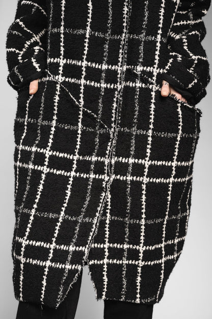 eigensinnig wien | Proust | Extravaganter Oversize Karo-Wintermantel für Damen in Schwarz