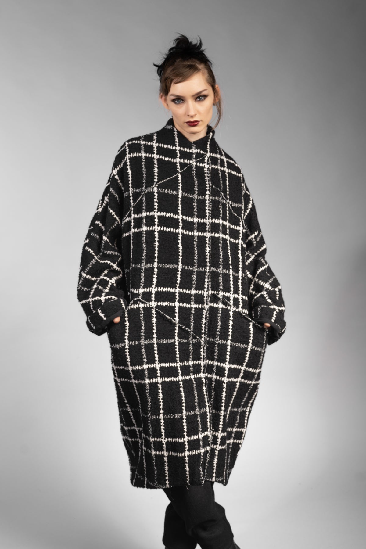 eigensinnig wien | Proust | Extravaganter Oversize Karo-Wintermantel für Damen in Schwarz
