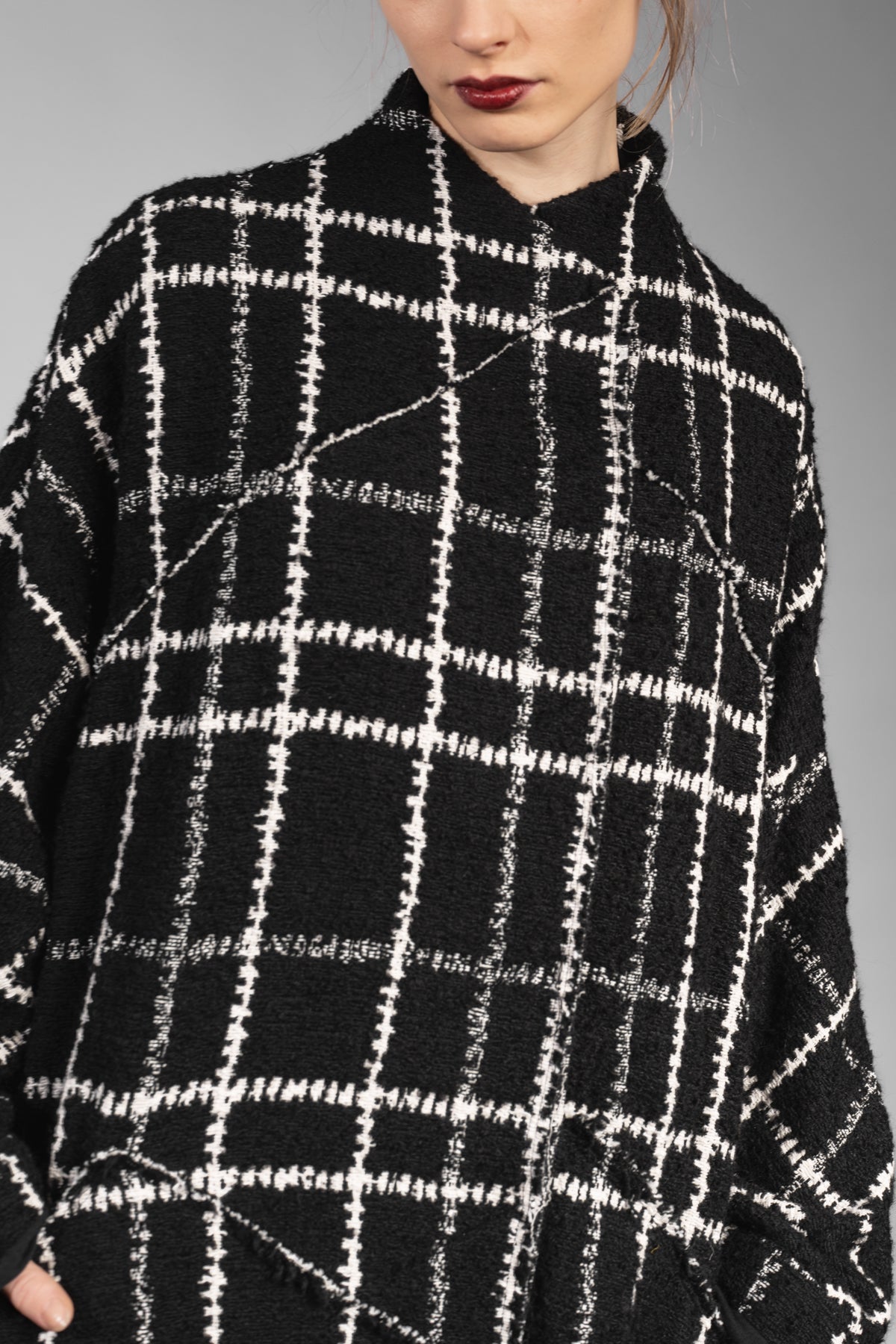 eigensinnig wien | Proust | Extravaganter Oversize Karo-Wintermantel für Damen in Schwarz