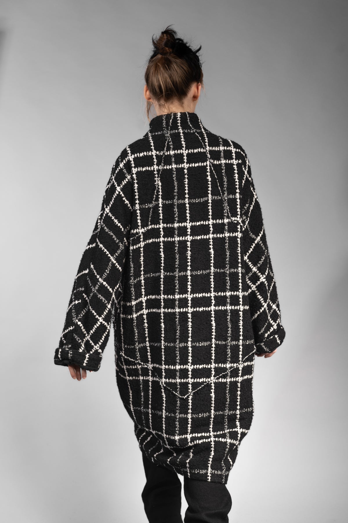 eigensinnig wien | Proust | Extravaganter Oversize Karo-Wintermantel für Damen in Schwarz