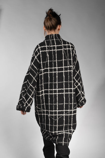 eigensinnig wien | Proust | Extravaganter Oversize Karo-Wintermantel für Damen in Schwarz