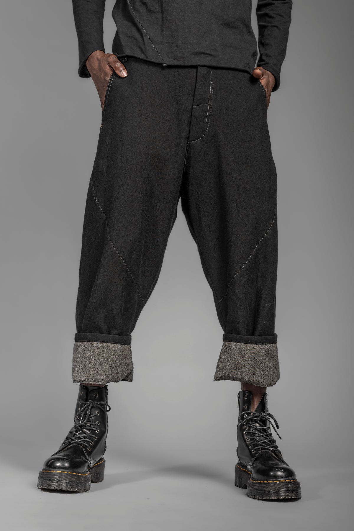 eigensinnig wien | Quarles | Elegante Designer Baggy Pants in Schwarz aus japanischer Wolle