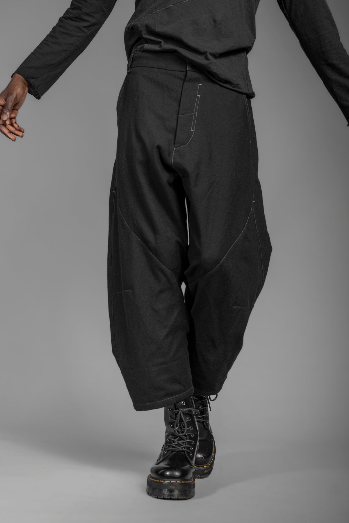 eigensinnig wien | Quarles | Elegante Designer Baggy Pants in Schwarz aus japanischer Wolle