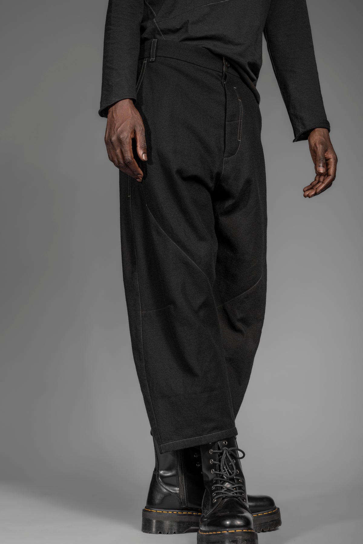 eigensinnig wien | Quarles | Elegante Designer Baggy Pants in Schwarz aus japanischer Wolle