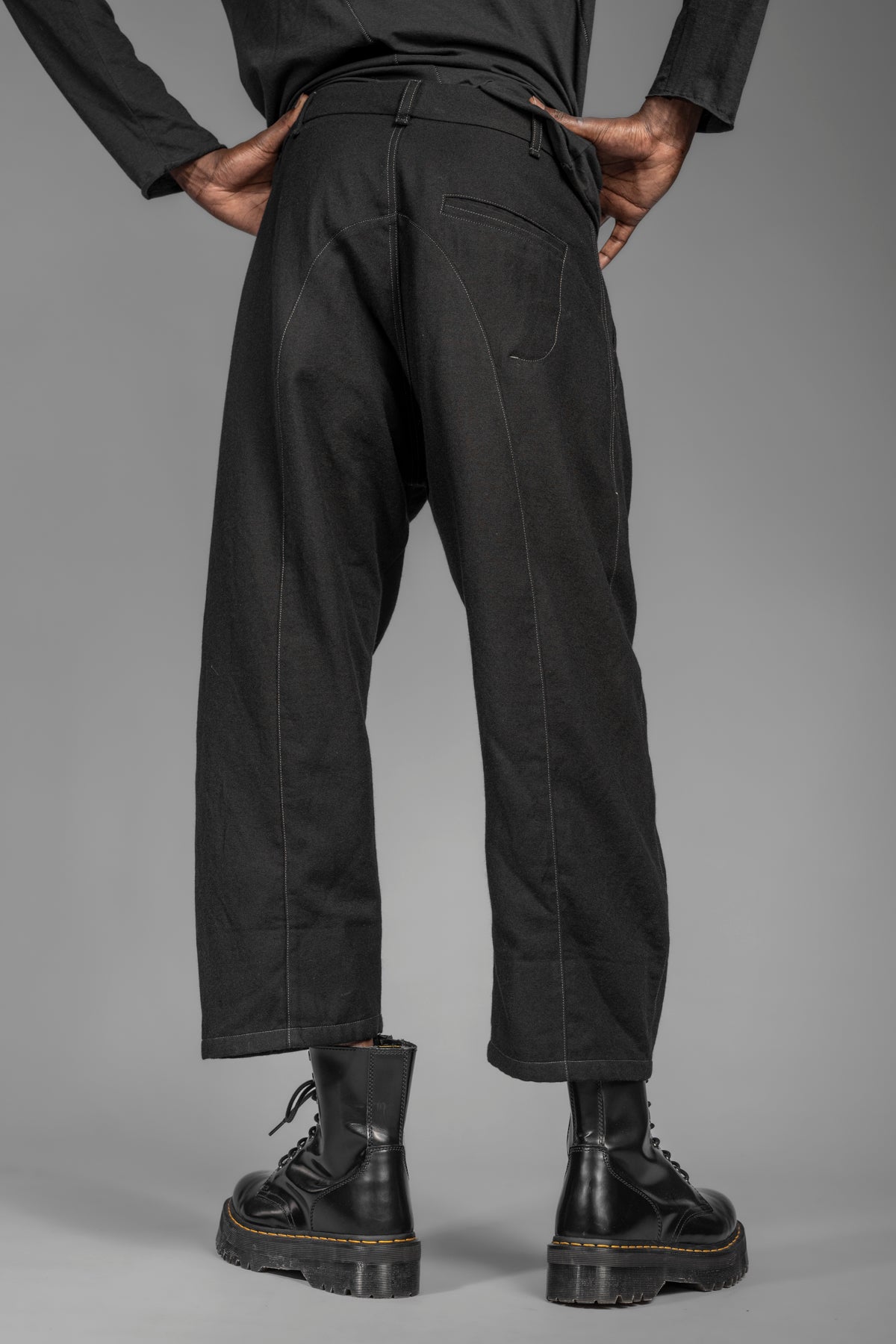 eigensinnig wien | Quarles | Elegante Designer Baggy Pants in Schwarz aus japanischer Wolle