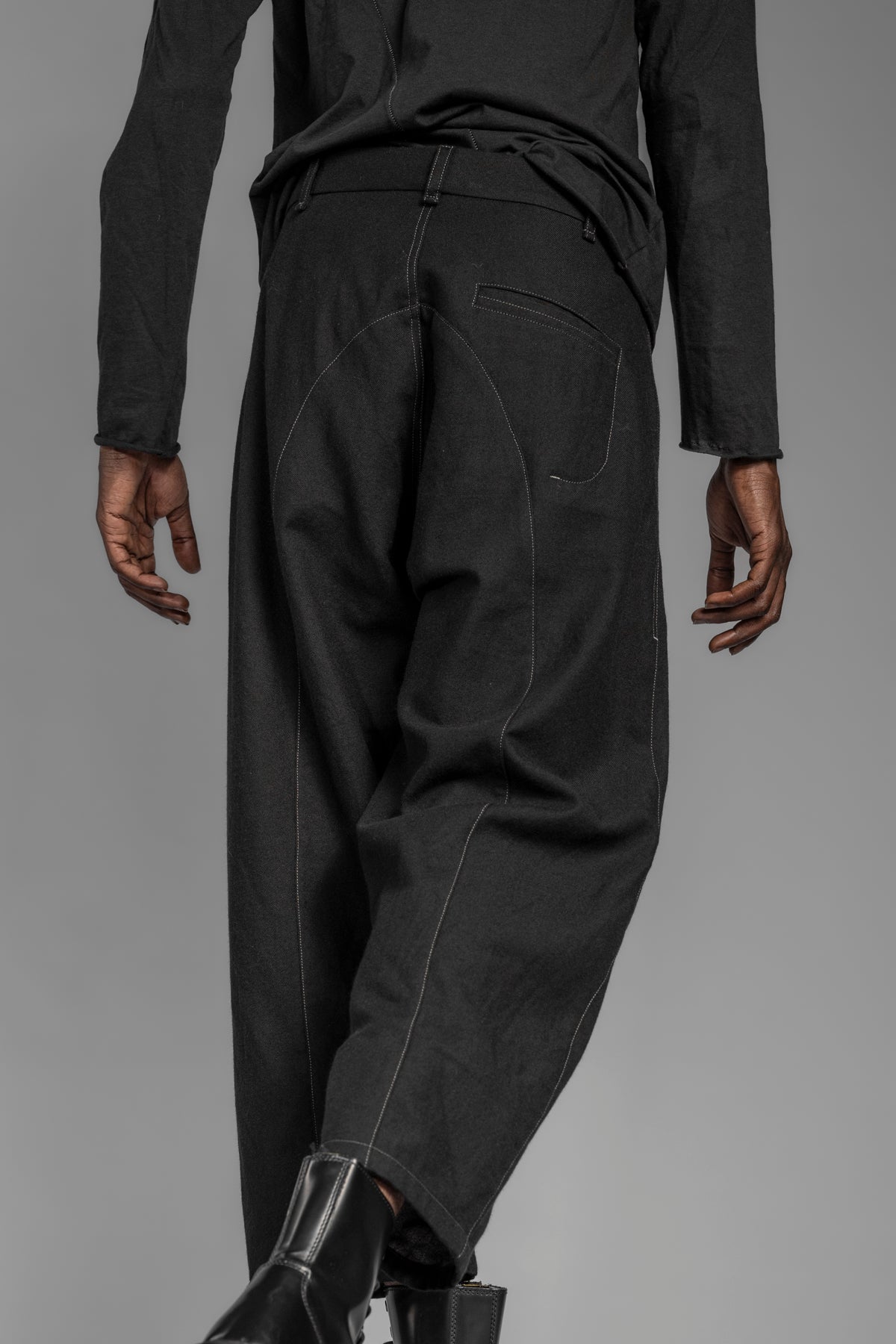 eigensinnig wien | Quarles | Elegante Designer Baggy Pants in Schwarz aus japanischer Wolle