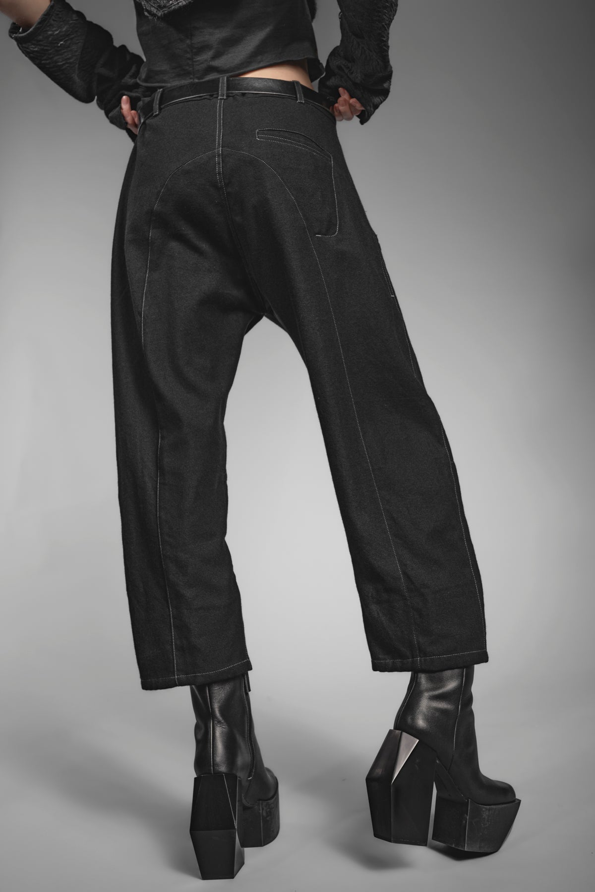 eigensinnig wien | Quarles | Elegante Designer Baggy Pants in Schwarz aus japanischer Wolle