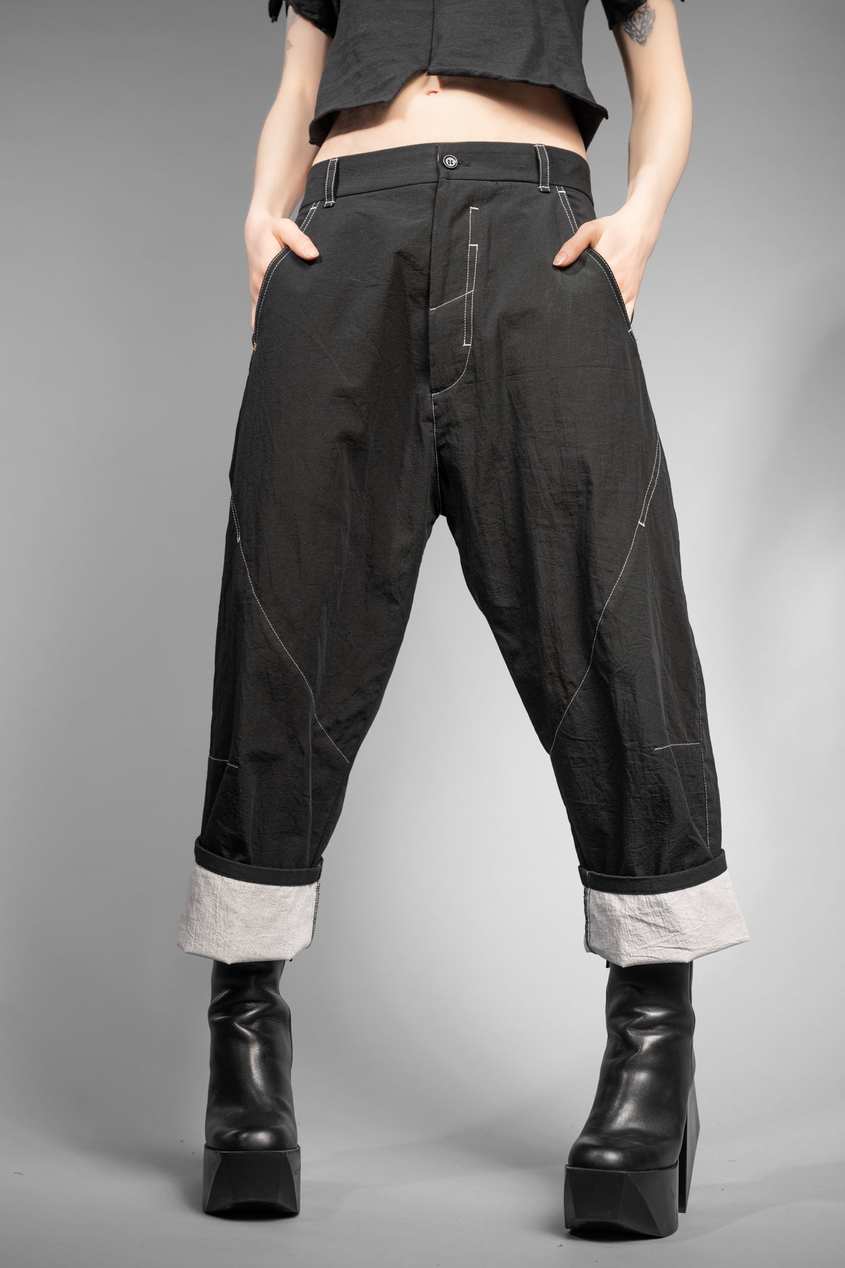 eigensinnig wien | Quarles | Schwarze Designer Baggy Pants aus japanischer Baumwolle