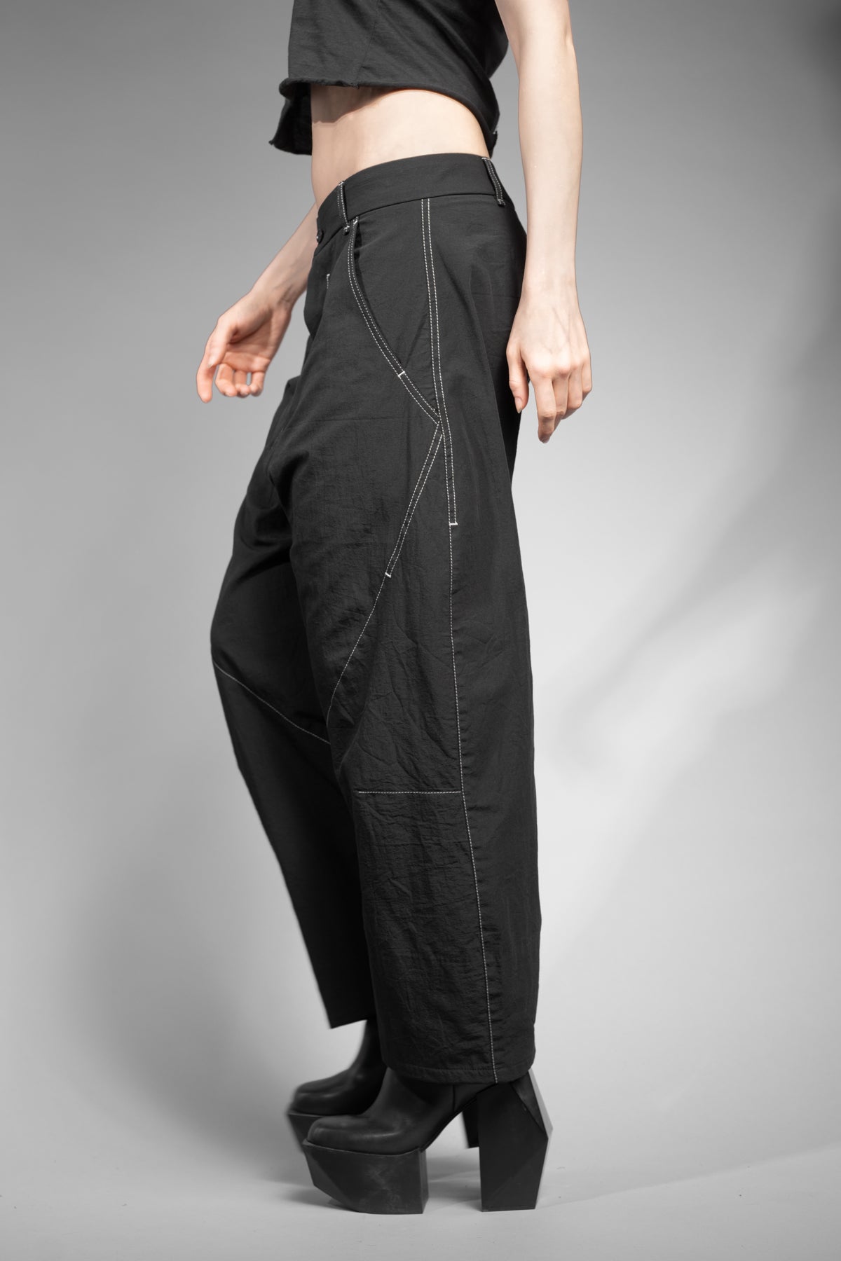 eigensinnig wien | Quarles | Schwarze Designer Baggy Pants aus japanischer Baumwolle