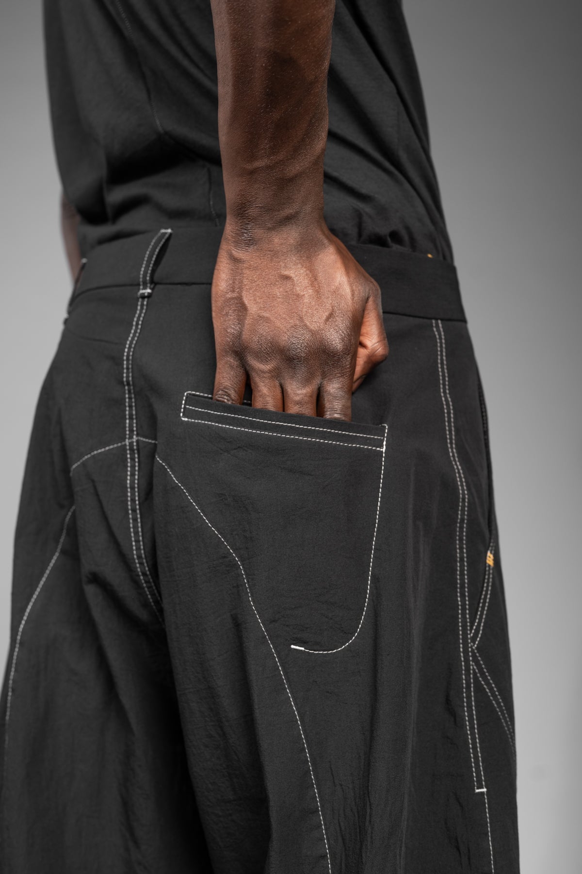 eigensinnig wien | Quarles | Schwarze Designer Baggy Pants aus japanischer Baumwolle