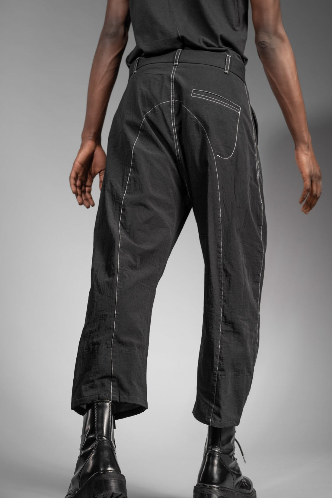 eigensinnig wien | Quarles | Schwarze Designer Baggy Pants aus japanischer Baumwolle