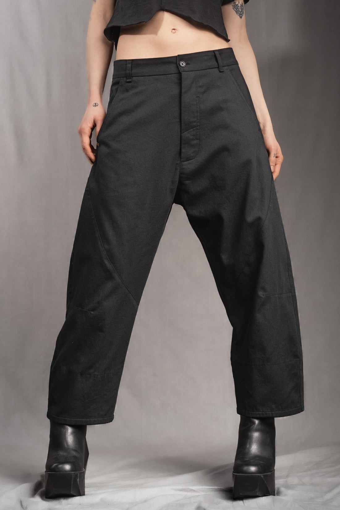 eigensinnig wien | Quarles | Schwarze, leichte Designer Cropped Baggy Pants aus Baumwolle