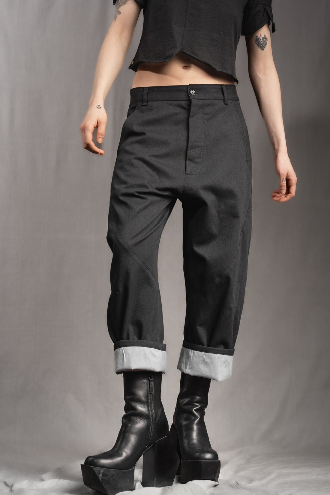 eigensinnig wien | Quarles | Schwarze, leichte Designer Cropped Baggy Pants aus Baumwolle