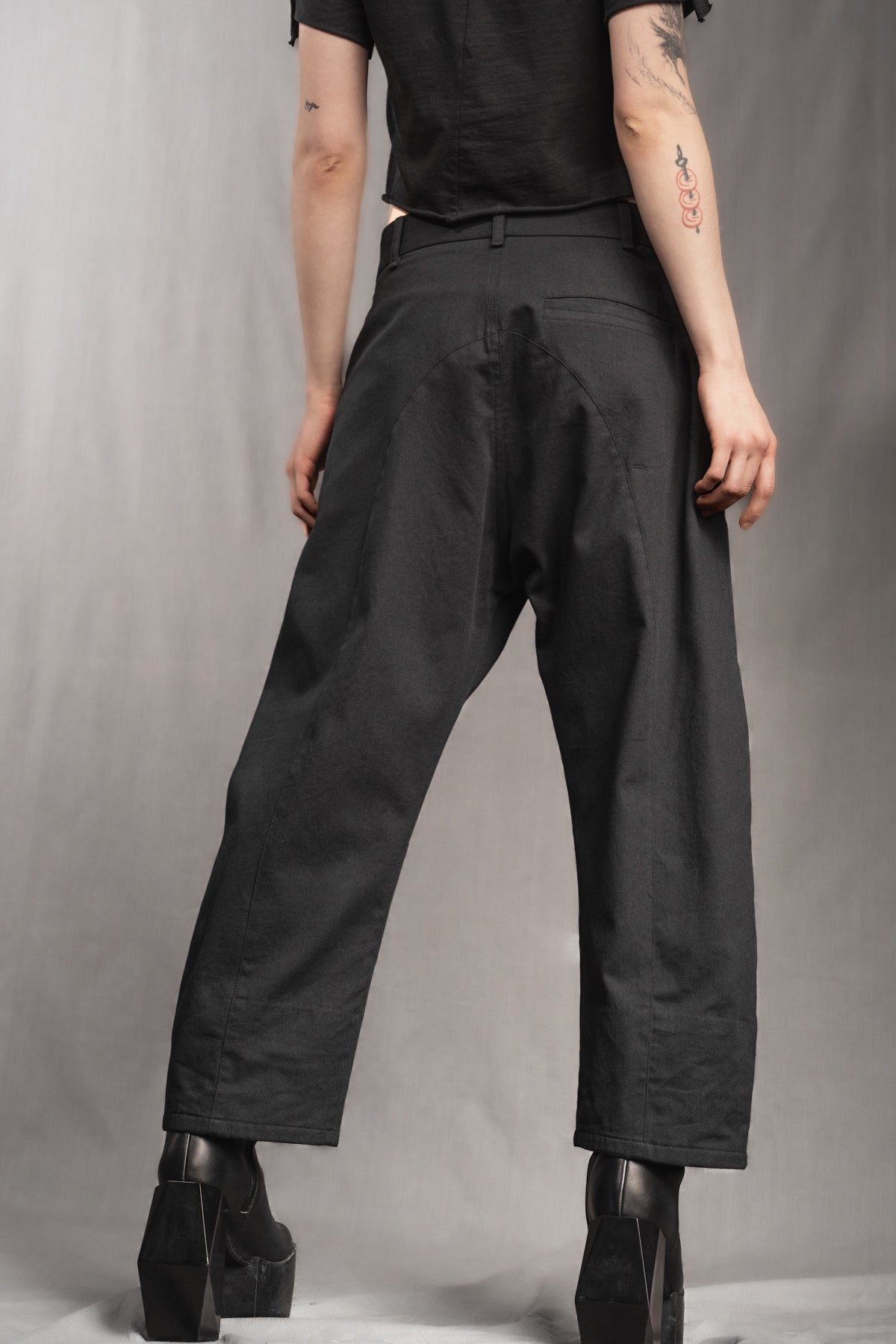 eigensinnig wien | Quarles | Schwarze, leichte Designer Cropped Baggy Pants aus Baumwolle