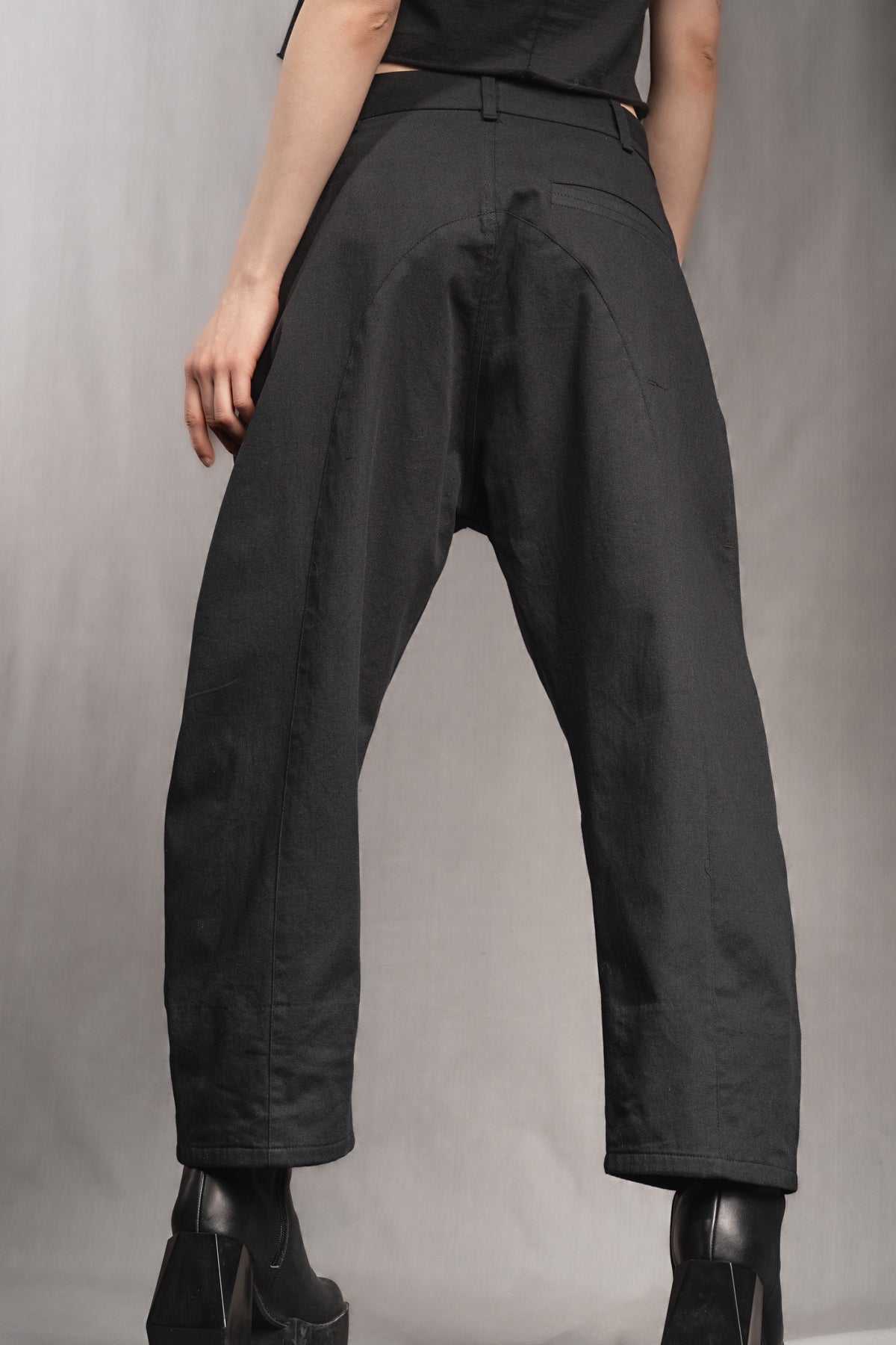 eigensinnig wien | Quarles | Schwarze, leichte Designer Cropped Baggy Pants aus Baumwolle