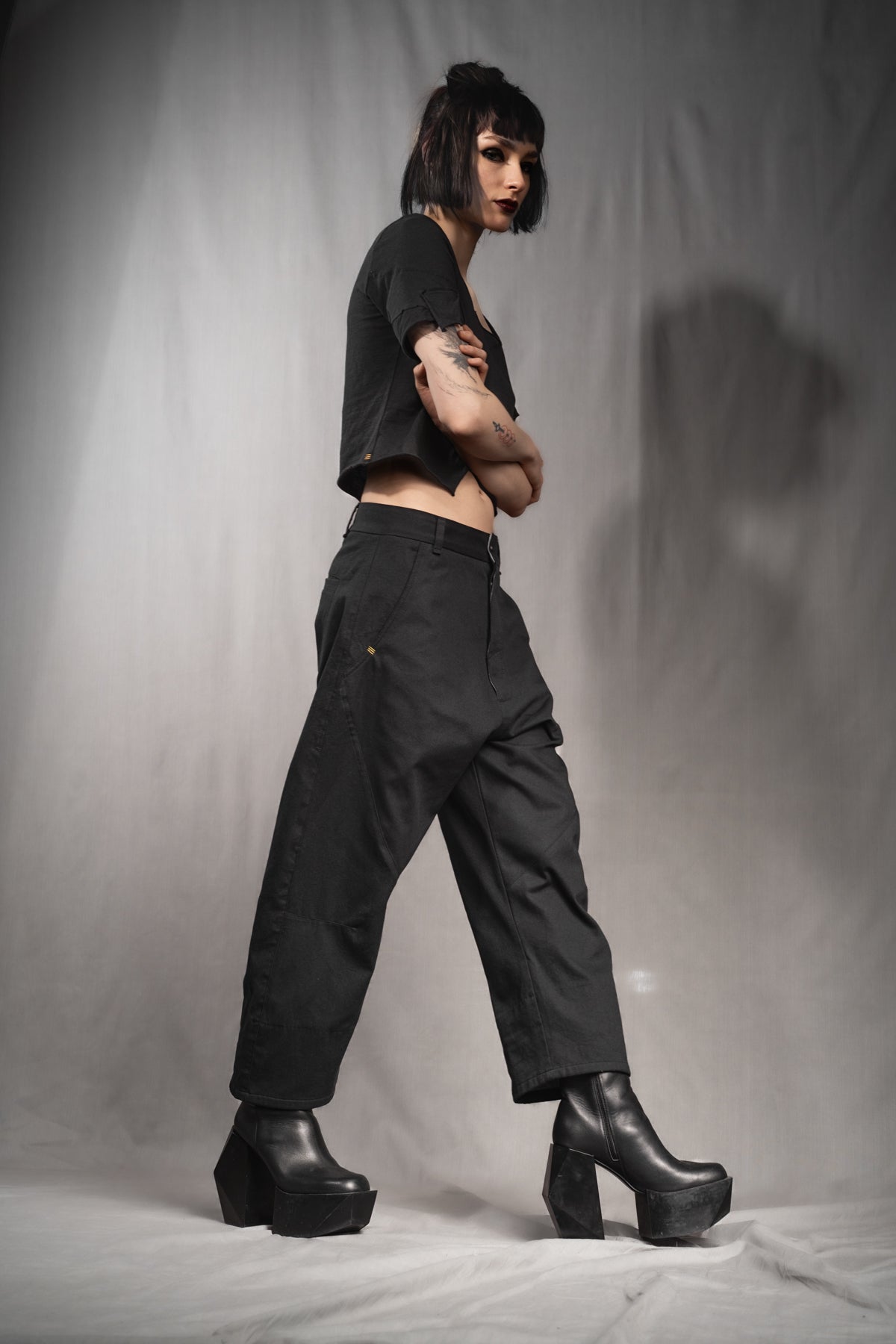 eigensinnig wien | Quarles | Schwarze, leichte Designer Cropped Baggy Pants aus Baumwolle