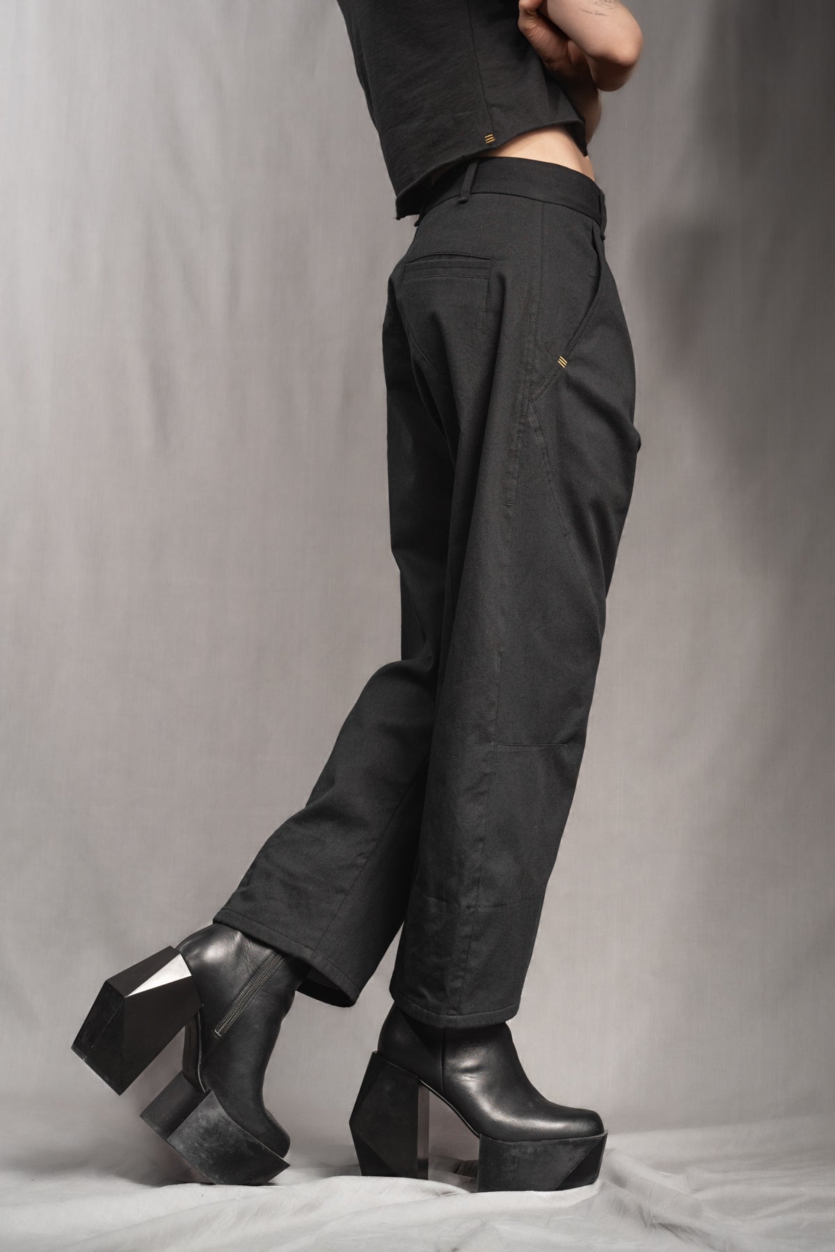 eigensinnig wien | Quarles | Schwarze, leichte Designer Cropped Baggy Pants aus Baumwolle