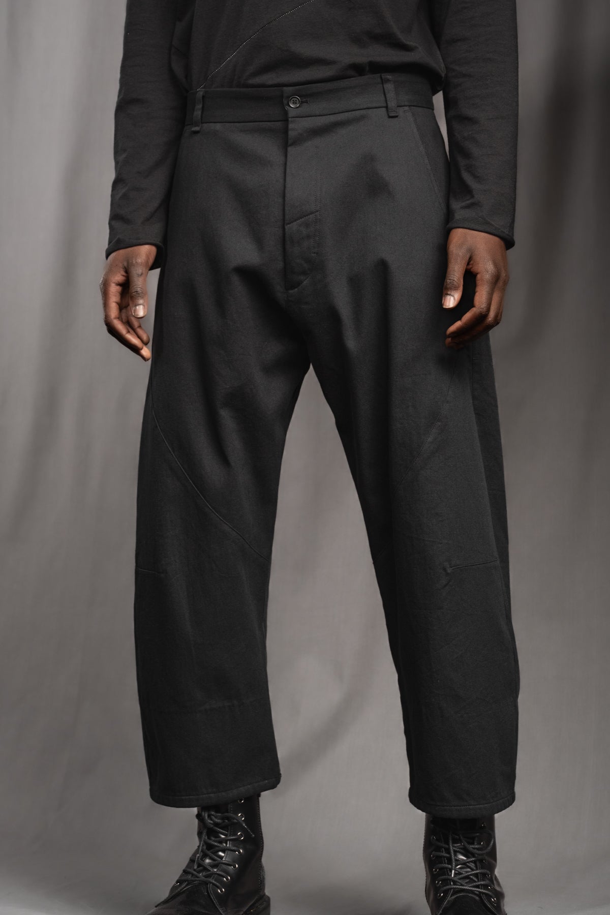 eigensinnig wien | Quarles | Schwarze, leichte Designer Cropped Baggy Pants aus Baumwolle