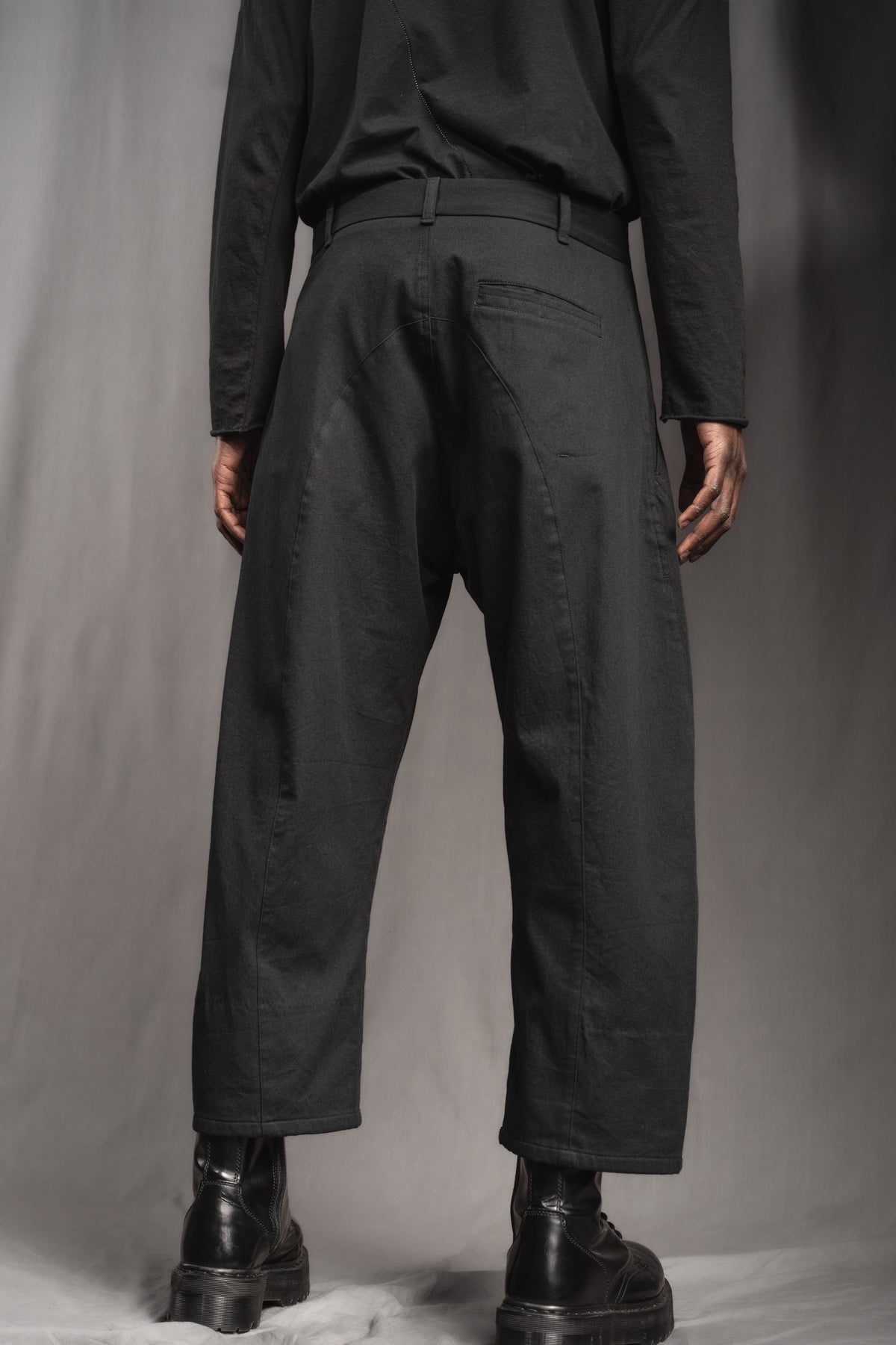 eigensinnig wien | Quarles | Schwarze, leichte Designer Cropped Baggy Pants aus Baumwolle